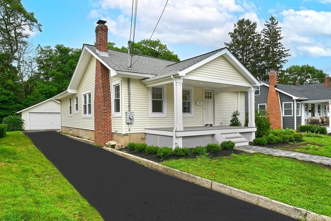 65 Willow Ave in Huntington, NY - Building Photo - Building Photo