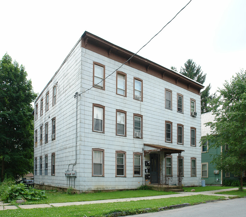 34 Waterbury St in Saratoga Springs, NY - Building Photo