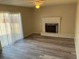 25 Acacia Dr in Lemoore, CA - Building Photo