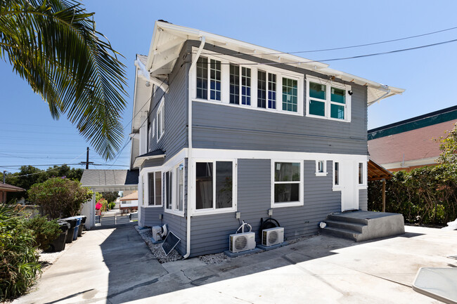 1587 W 35th Pl in Los Angeles, CA - Foto de edificio - Building Photo