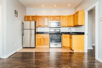 Large 2 Bedroom Apt in Bushwick! in Brooklyn, NY - Building Photo - Building Photo