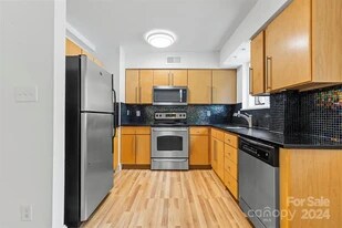 211 N Dotger Ave, Unit D3 in Charlotte, NC - Building Photo