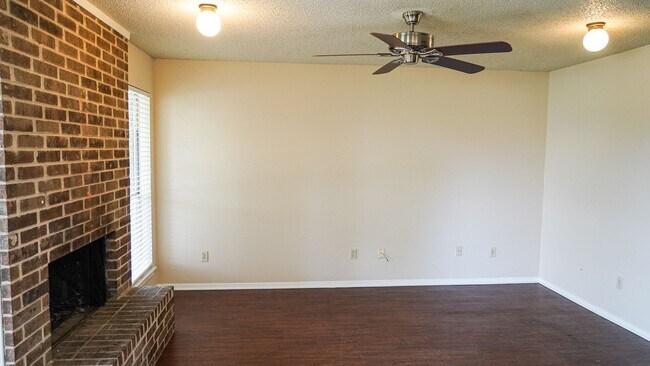 113-115 Romana Cir in Hewitt, TX - Building Photo - Building Photo