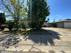 1420 32nd Ave in Sacramento, CA - Building Photo - Building Photo