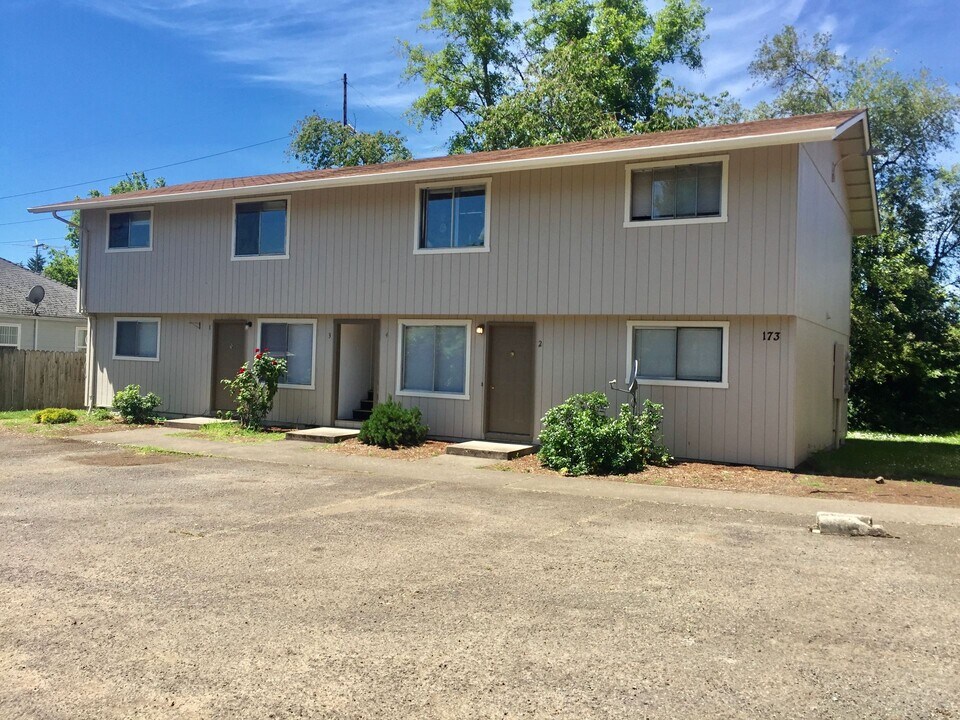 177 Center St in Lebanon, OR - Building Photo