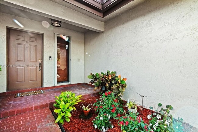 6654 NW 173rd Ln in Hialeah, FL - Building Photo - Building Photo