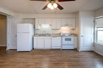 Jaguar Plaza in Baton Rouge, LA - Building Photo - Interior Photo