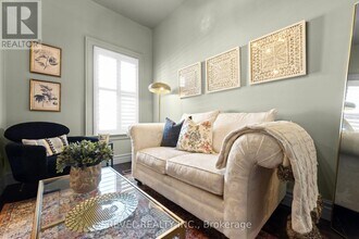 296 Queen St S in Mississauga, ON - Building Photo - Building Photo