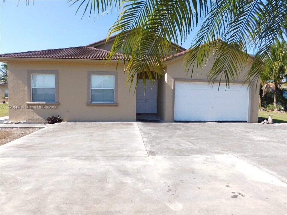 21800 SW 184th Pl in Miami, FL - Building Photo