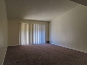 1021 Swingwood Dr NE in Keizer, OR - Foto de edificio - Building Photo