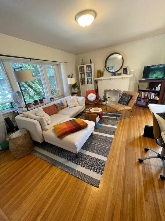 1086 W 10th Ave in Vancouver, BC - Building Photo