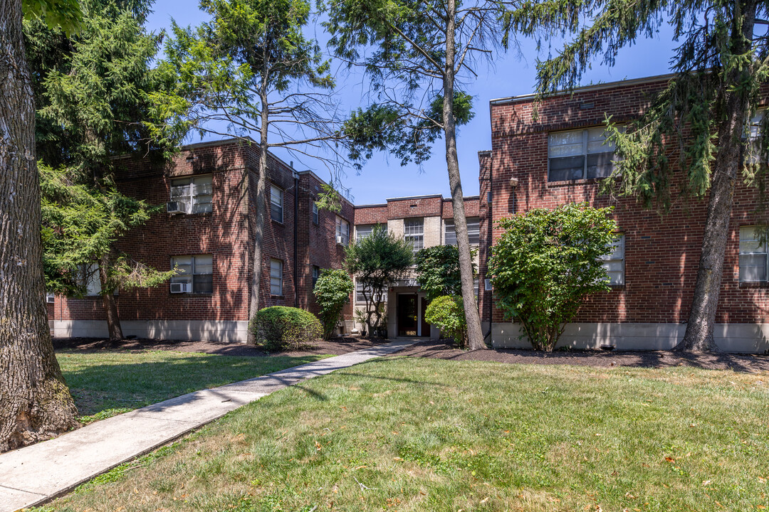 Llanberris Apartments in Bala Cynwyd, PA - Foto de edificio