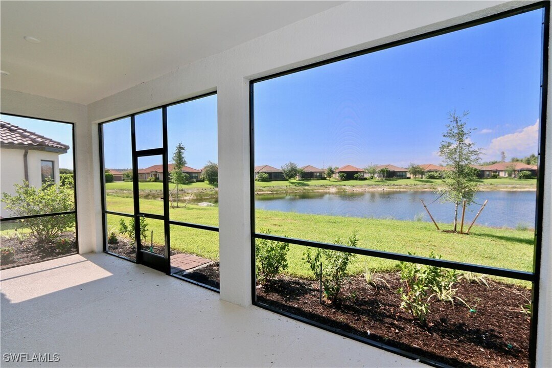 8437 Rosa Ct in Naples, FL - Building Photo
