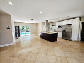 18380 NE 21st Pl in North Miami Beach, FL - Building Photo - Building Photo