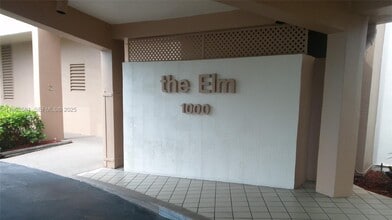 1000 St Charles Pl in Pembroke Pines, FL - Building Photo - Building Photo