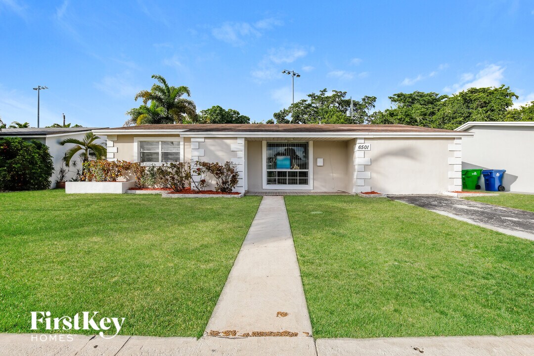 6501 NW 22nd St in Sunrise, FL - Foto de edificio