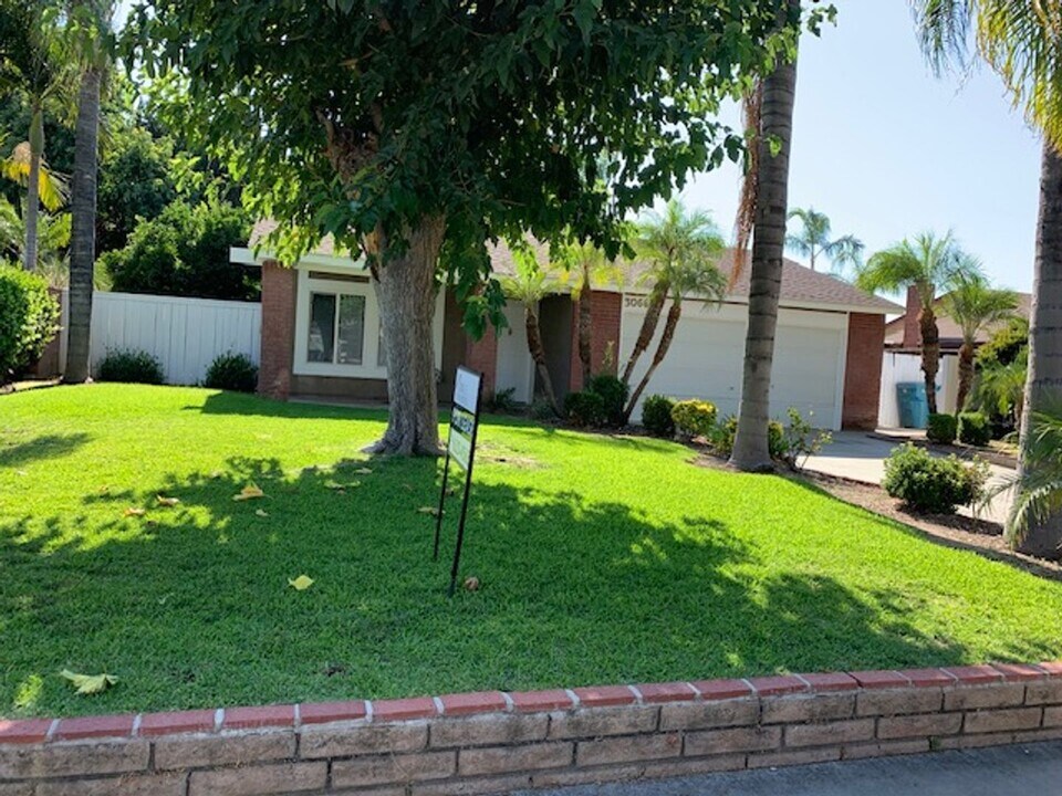 3066 Amsterdam Dr in Riverside, CA - Foto de edificio