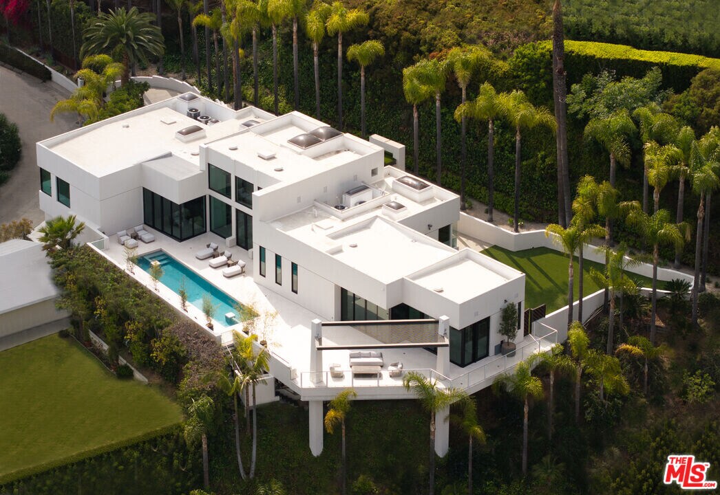 9405 Sierra Mar Pl in Los Angeles, CA - Building Photo