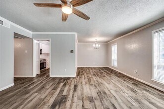 5053 Les Chateaux Dr in Dallas, TX - Foto de edificio - Building Photo