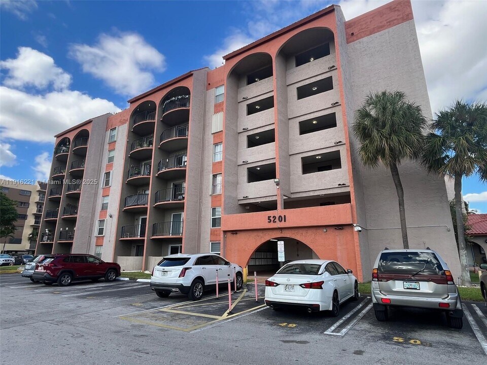 5201 NW 7th St in Miami, FL - Building Photo