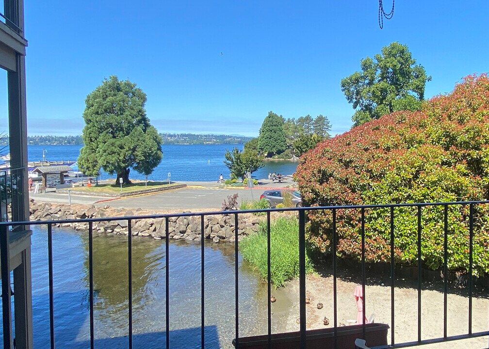 65 Kirkland Ave, Unit 214 in Kirkland, WA - Building Photo