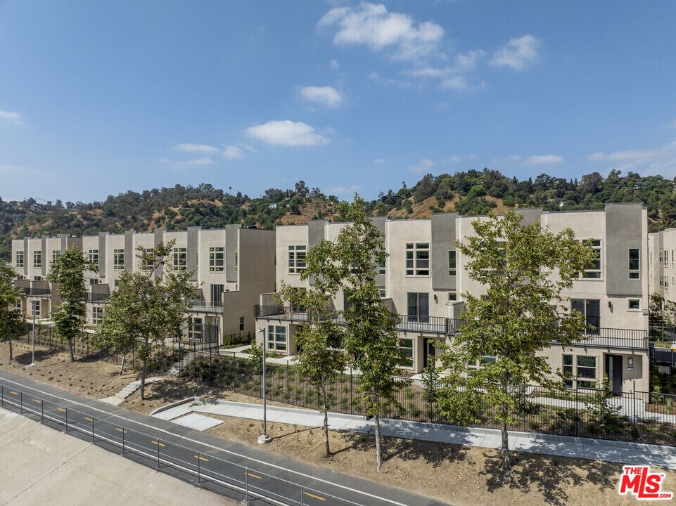 2720 N Cadence Wy in Los Angeles, CA - Building Photo