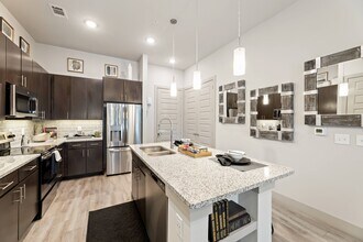 Rocklyn at Samuels Ave in Fort Worth, TX - Foto de edificio - Building Photo