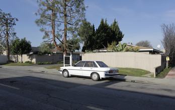 2417-2419 Elden Ave in Costa Mesa, CA - Foto de edificio - Building Photo