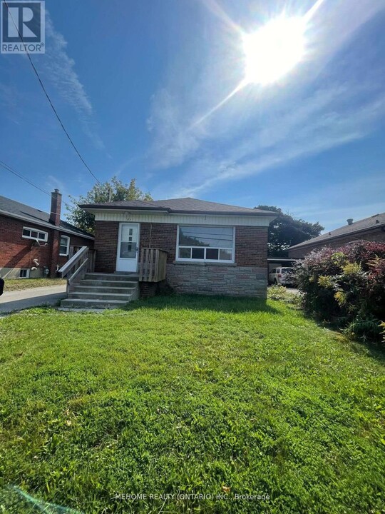 81 Cornwallis Dr in Toronto, ON - Building Photo