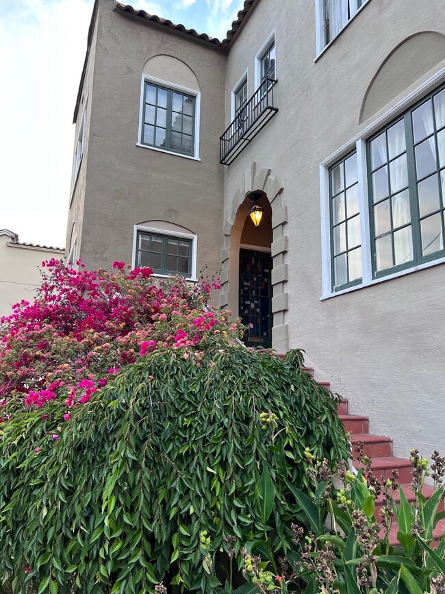 476 Weldon Ave, Unit #2 in Oakland, CA - Foto de edificio - Building Photo