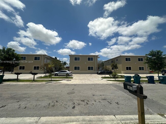 1414 NW 1st Ct in Florida City, FL - Building Photo - Building Photo