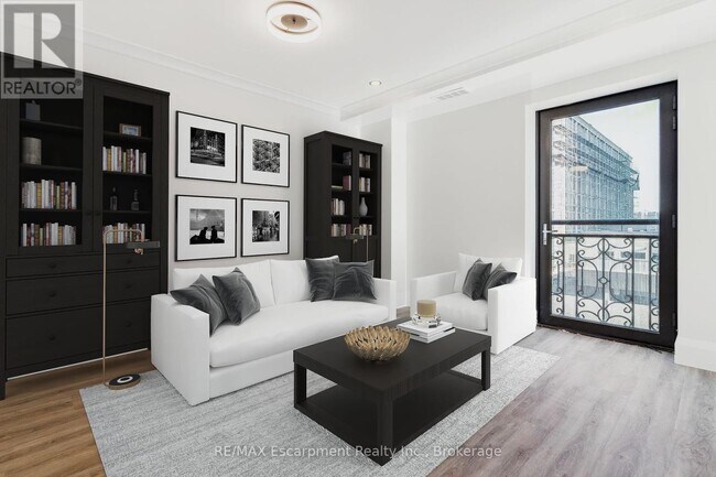 118-118 King St E