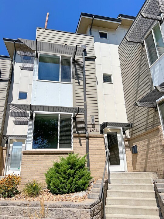 2411 W Argyle Pl in Denver, CO - Building Photo