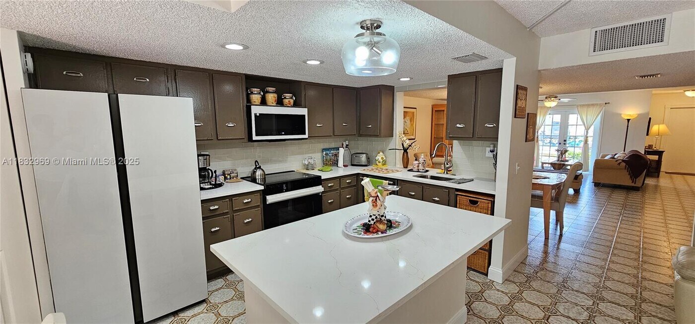 2206 NE 7th St in Hallandale Beach, FL - Building Photo