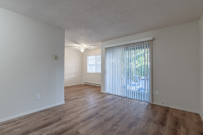 Park Wood Court Apartments in Tigard, OR - Building Photo - Interior Photo