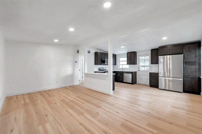 209 Southeast Jefferson Cir N in St. Petersburg, FL - Building Photo - Building Photo