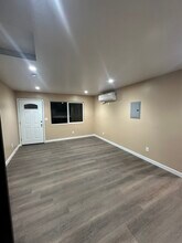 2222 Zoe Ave in Huntington Park, CA - Foto de edificio - Building Photo