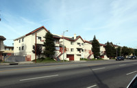 Desoto Pines in Canoga Park, CA - Foto de edificio - Building Photo