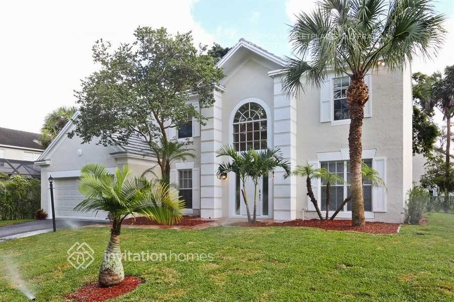 3855 Sanctuary Dr in Coral Springs, FL - Foto de edificio