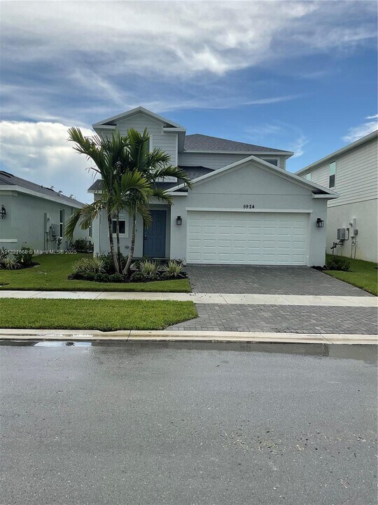 5924 NW Fairfax Ave in Port St. Lucie, FL - Building Photo