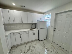 11000 SW 47th Terrace-Unit -1 in Miami, FL - Building Photo - Building Photo