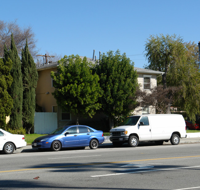 12401 Riverside Dr in Valley Village, CA - Building Photo - Building Photo