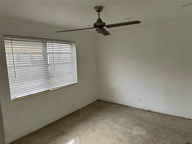 304 SE 4th Ave in Hallandale Beach, FL - Building Photo - Building Photo