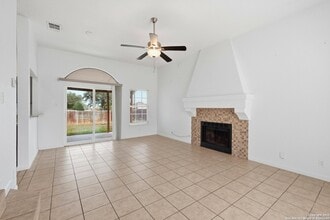 10203 Raven Field Dr, Unit 2 in San Antonio, TX - Foto de edificio - Building Photo