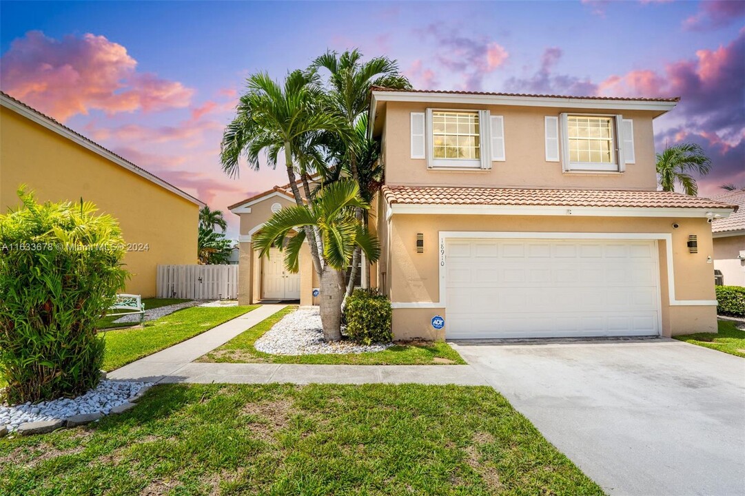 18910 NW 10th Terrace in Pembroke Pines, FL - Foto de edificio