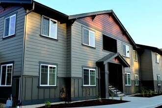 Cascade Village Apartments in Burlington, WA - Building Photo - Building Photo