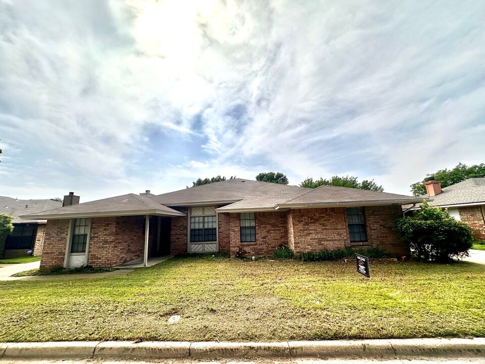 2502 Indigo Ln in Arlington, TX - Building Photo