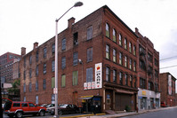 35 Edison Place in Newark, NJ - Foto de edificio - Building Photo