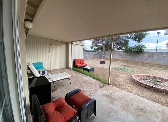 property at 2119 W Danbury Rd