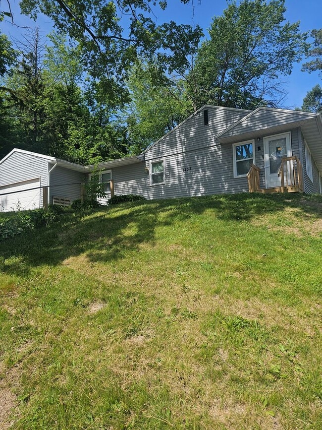 property at 1433 Kirkwood Blvd